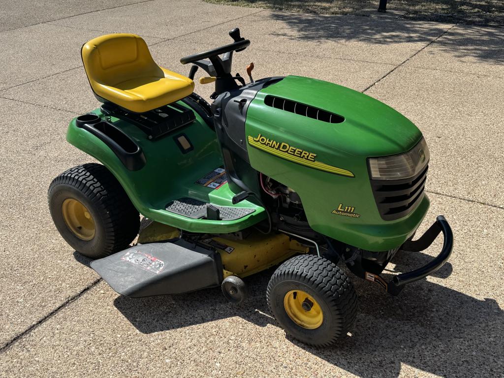 John deere l111 lawn tractor hot sale